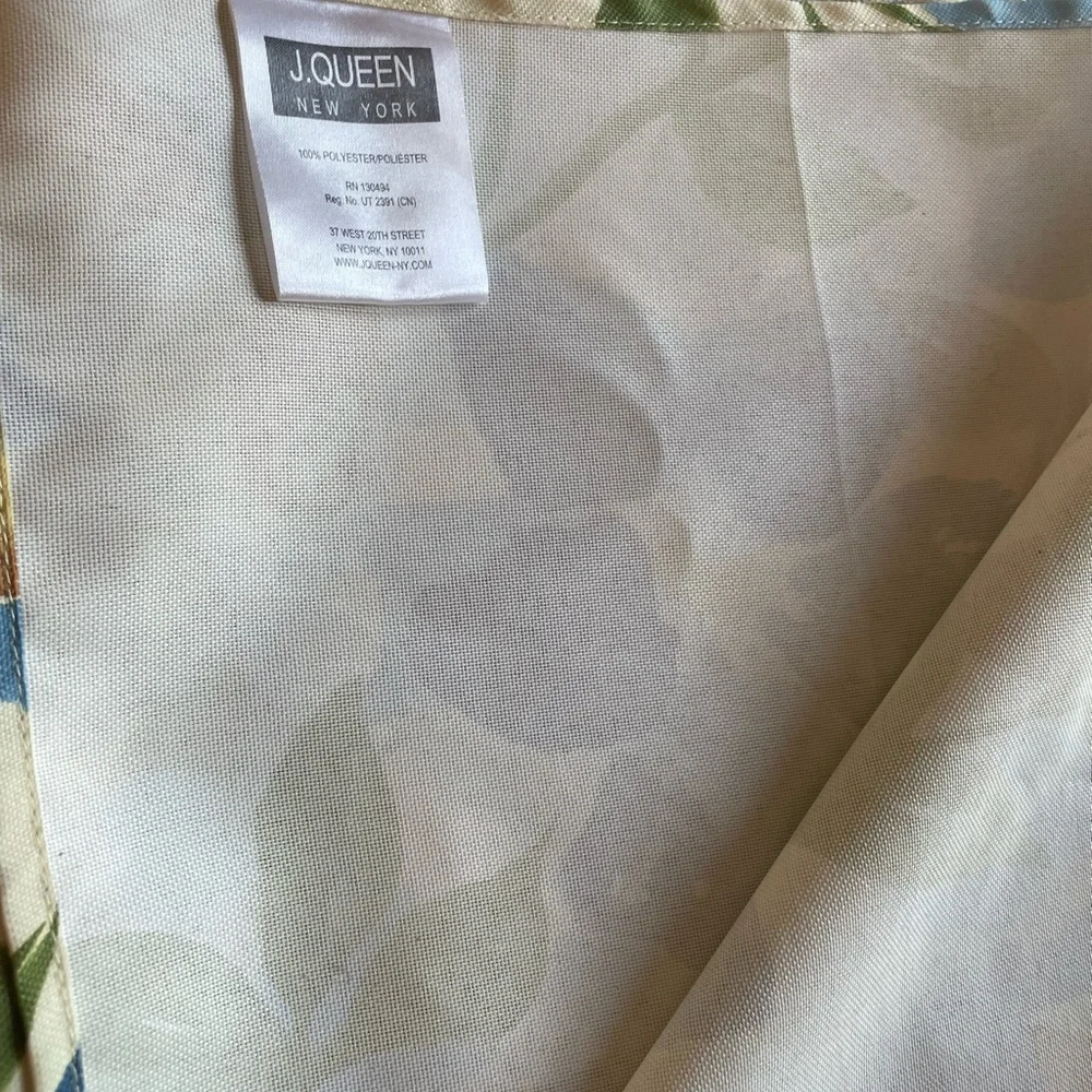 J, Queen New York Floral Patterned tablecloth 100’ x 60” rectangular